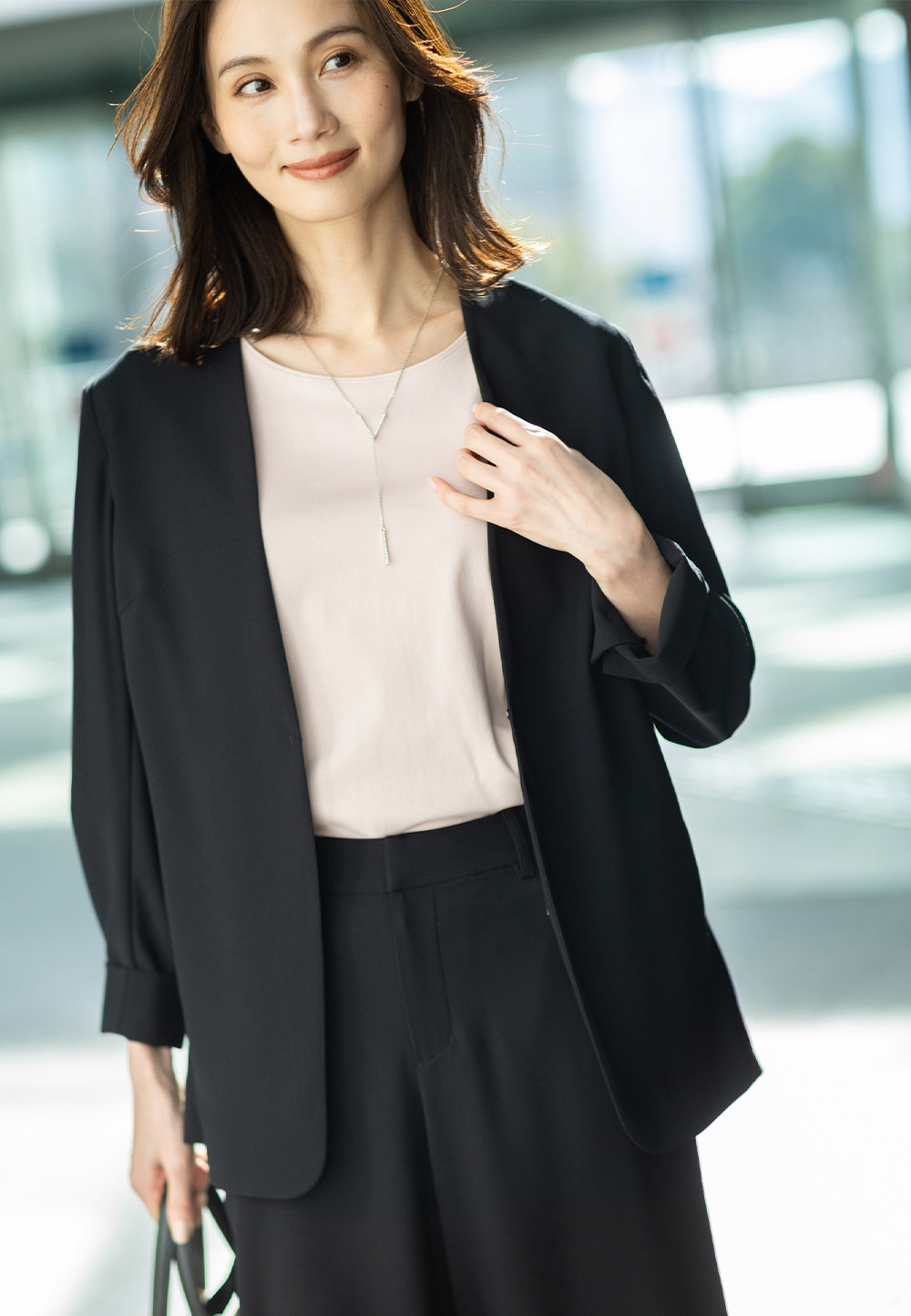 ストレッチジョーゼットカラーレスジャケット【セットアップ対応】、ストレッチジョーゼットワイドパンツ【セットアップ対応】、スムースカットソーを着用した女性の画像--2