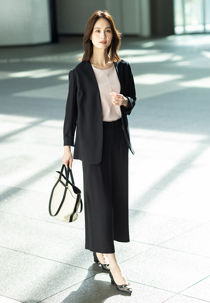 ストレッチジョーゼットカラーレスジャケット【セットアップ対応】、ストレッチジョーゼットワイドパンツ【セットアップ対応】、スムースカットソーを着用した女性のアップの画像