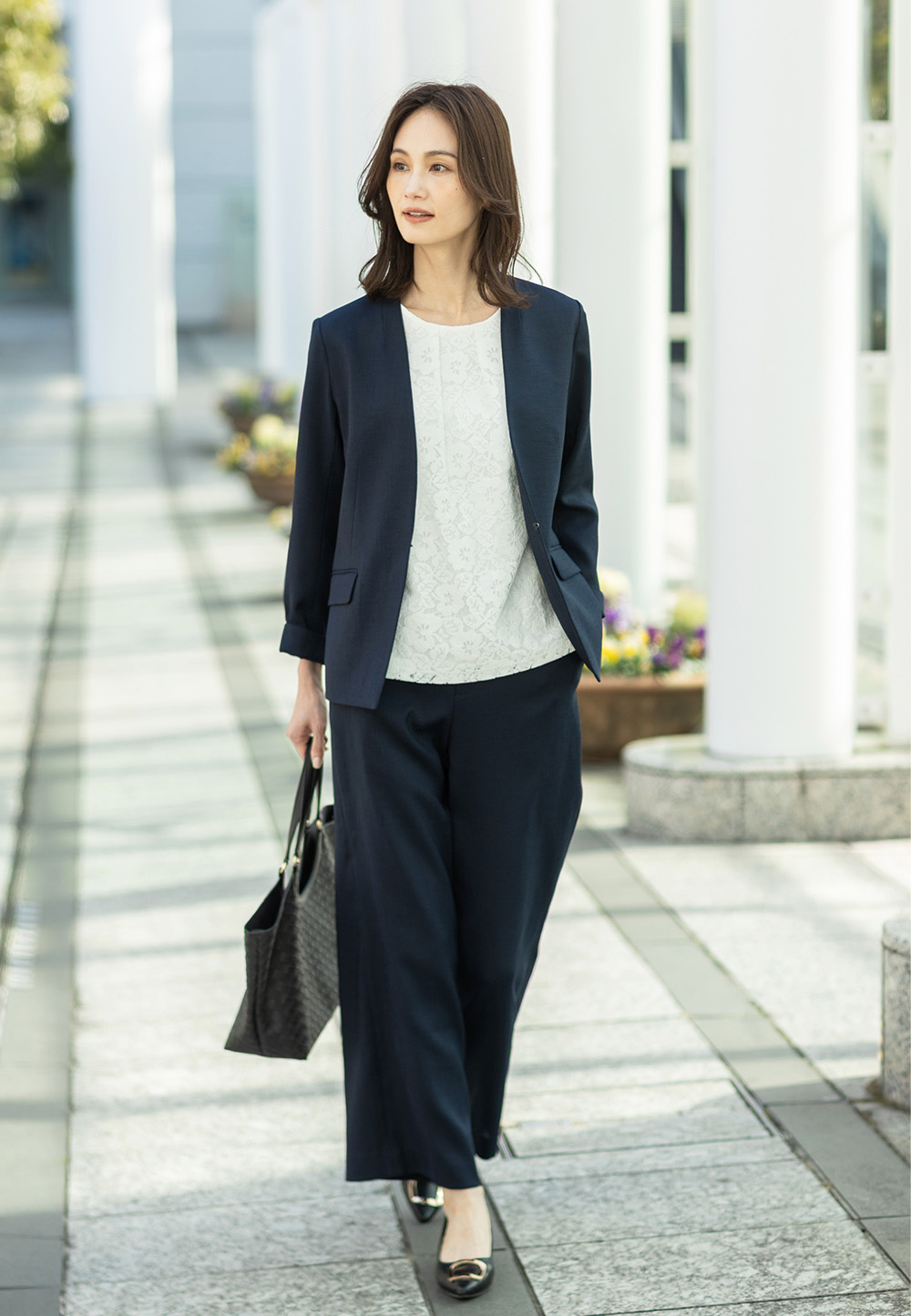 リネンライクカラーレスジャケット【セットアップ対応】、リネンライクワイドパンツ【セットアップ対応】、レースドッキングプルオーバーを着用した女性の画像--1
