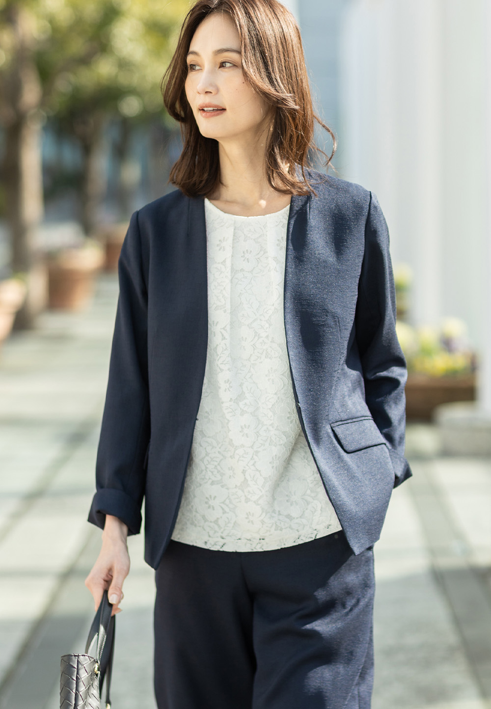 リネンライクカラーレスジャケット【セットアップ対応】、リネンライクワイドパンツ【セットアップ対応】、レースドッキングプルオーバーを着用した女性の画像--2