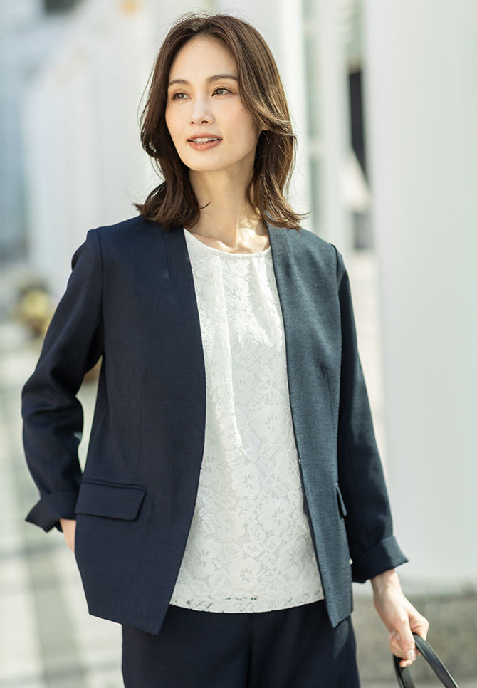 リネンライクカラーレスジャケット【セットアップ対応】、リネンライクワイドパンツ【セットアップ対応】、レースドッキングプルオーバーを着用した女性のアップの画像