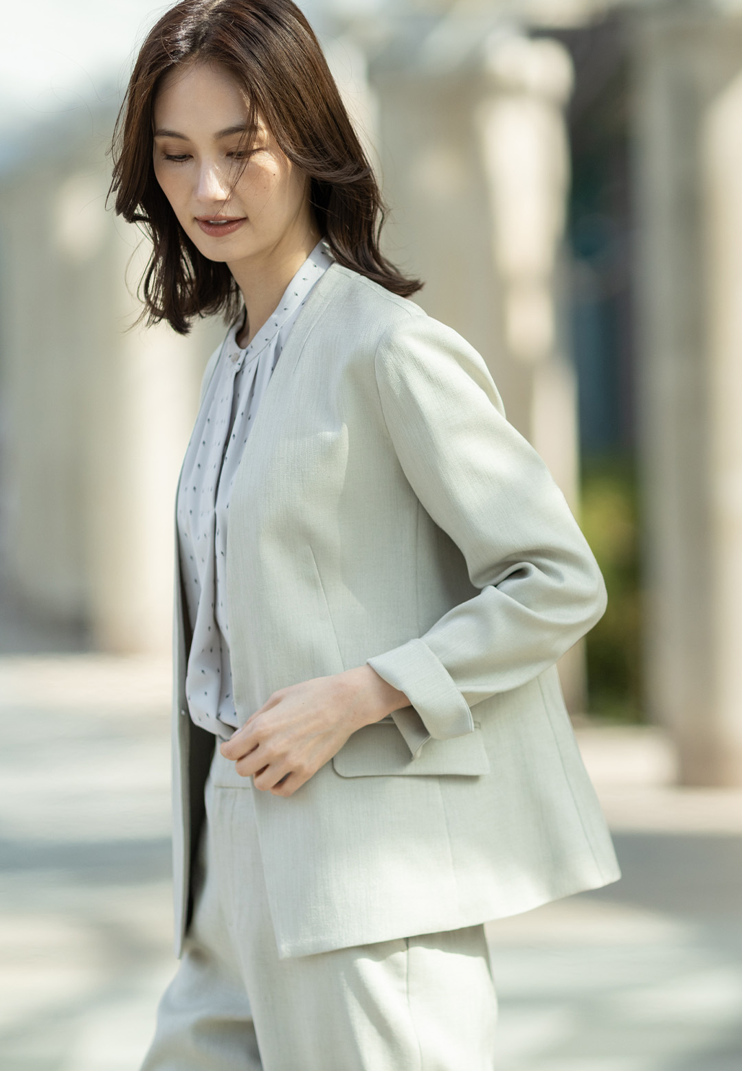 リネンライクカラーレスジャケット【セットアップ対応】、リネンライクワイドパンツ【セットアップ対応】、幾何プリントジョーゼットブラウスを着用した女性の画像