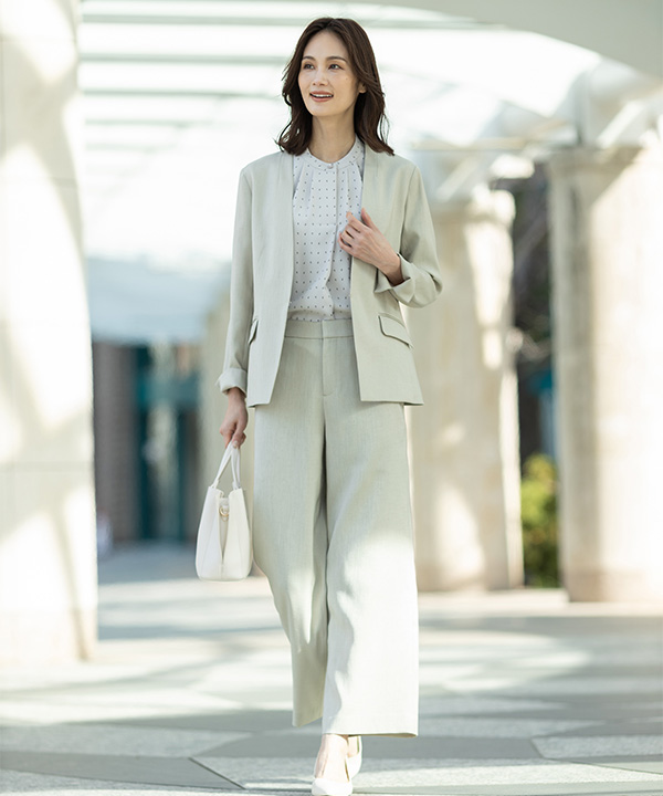 リネンライクカラーレスジャケット【セットアップ対応】、リネンライクワイドパンツ【セットアップ対応】、幾何プリントジョーゼットブラウスを着用した女性の画像（アンカーリンク）