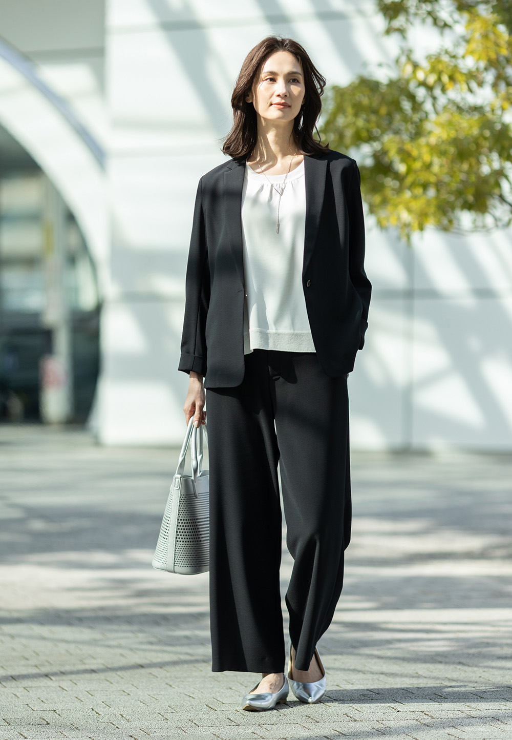 ストレッチジョーゼットテーラードジャケット【セットアップ対応】、ストレッチジョーゼットストレートパンツ【セットアップ対応】、Ｖモチーフネックレスを着用した女性の画像--2