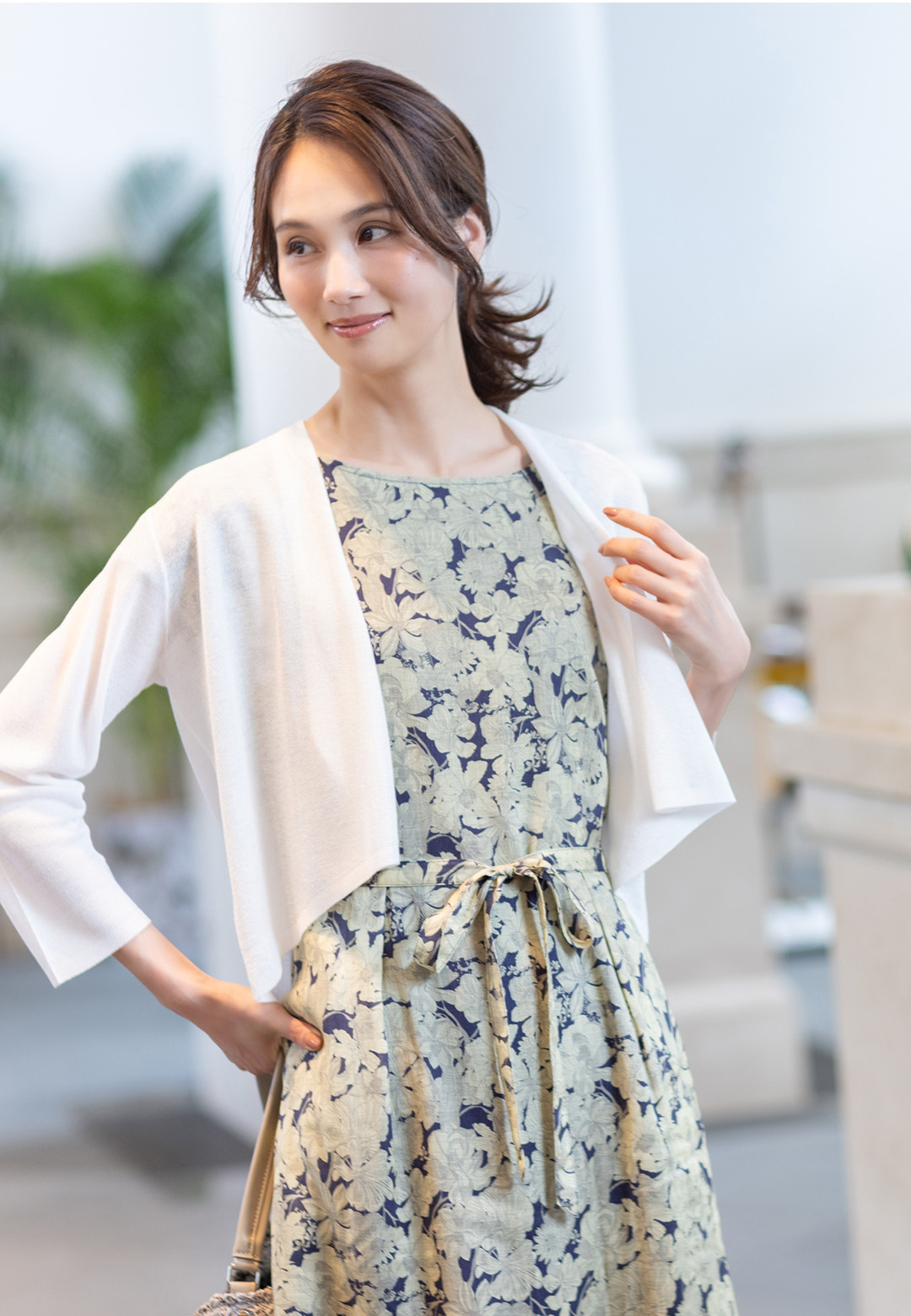 リバティプリントワンピース、ボレロカーディガン、リバティプリントワンショルダーバッグを着用した女性の画像--1