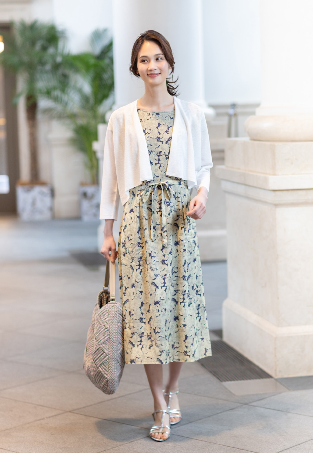 リバティプリントワンピース、ボレロカーディガン、リバティプリントワンショルダーバッグを着用した女性の画像--2