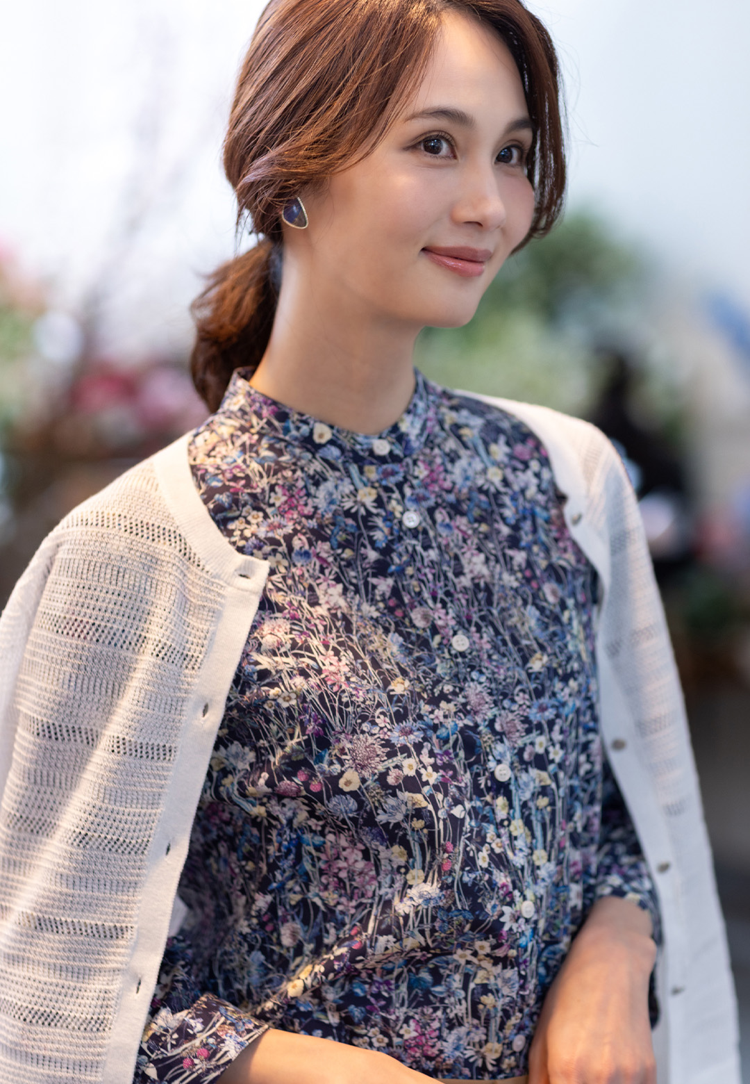 リバティプリントスタンドカラーシャツ、メッシュカーディガン、ストレッチワイドパンツ【接触冷感・後ろウエストゴム】を着用した女性の画像--1