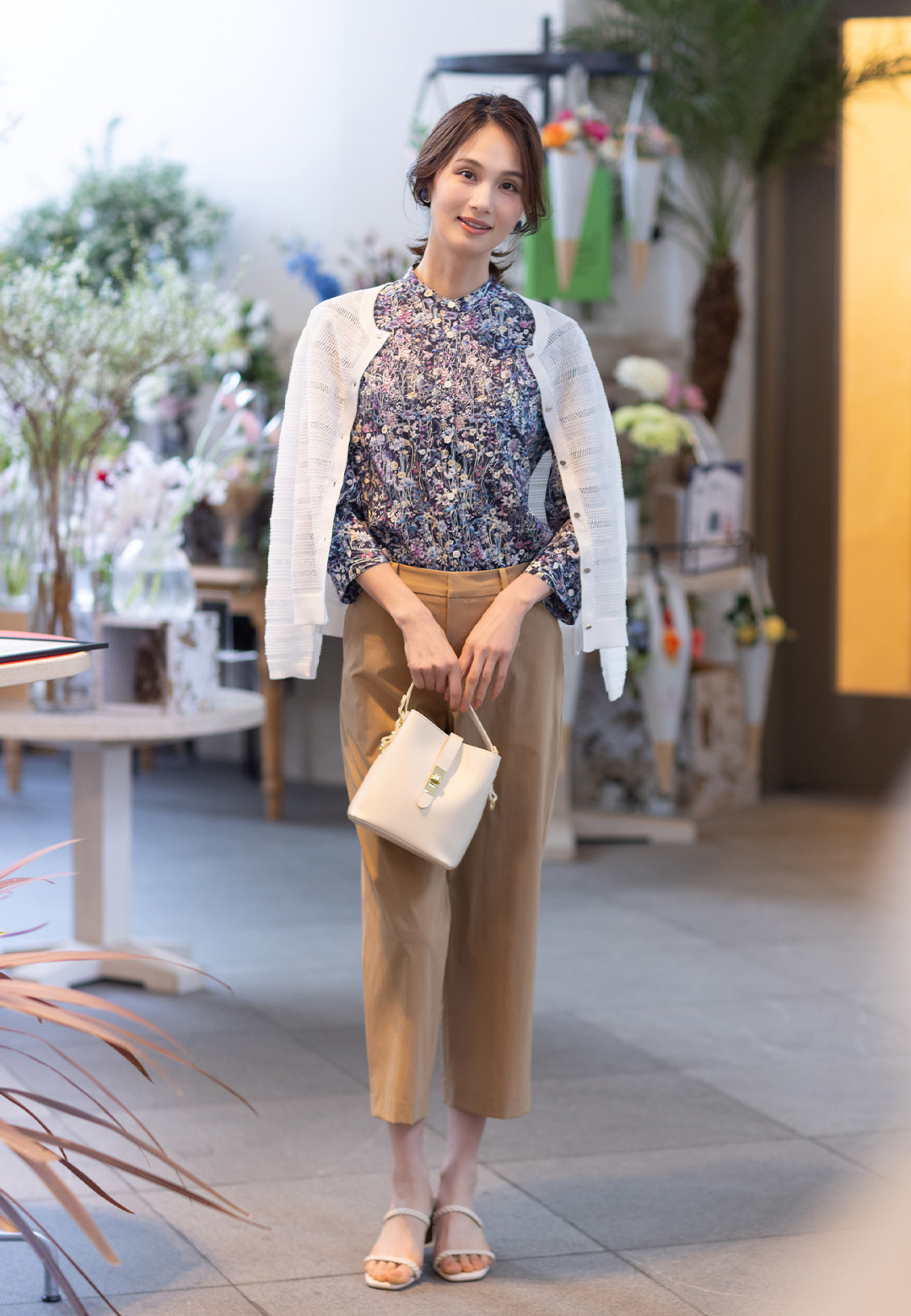 リバティプリントスタンドカラーシャツ、メッシュカーディガン、ストレッチワイドパンツ【接触冷感・後ろウエストゴム】を着用した女性の画像--2