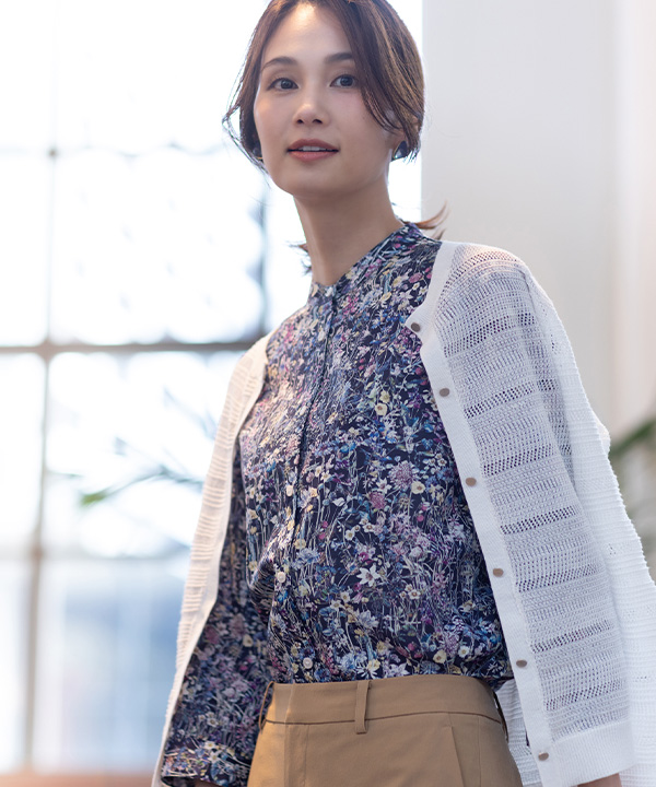 リバティプリントスタンドカラーシャツ、メッシュカーディガン、ストレッチワイドパンツ【接触冷感・後ろウエストゴム】を着用した女性の画像（アンカーリンク）