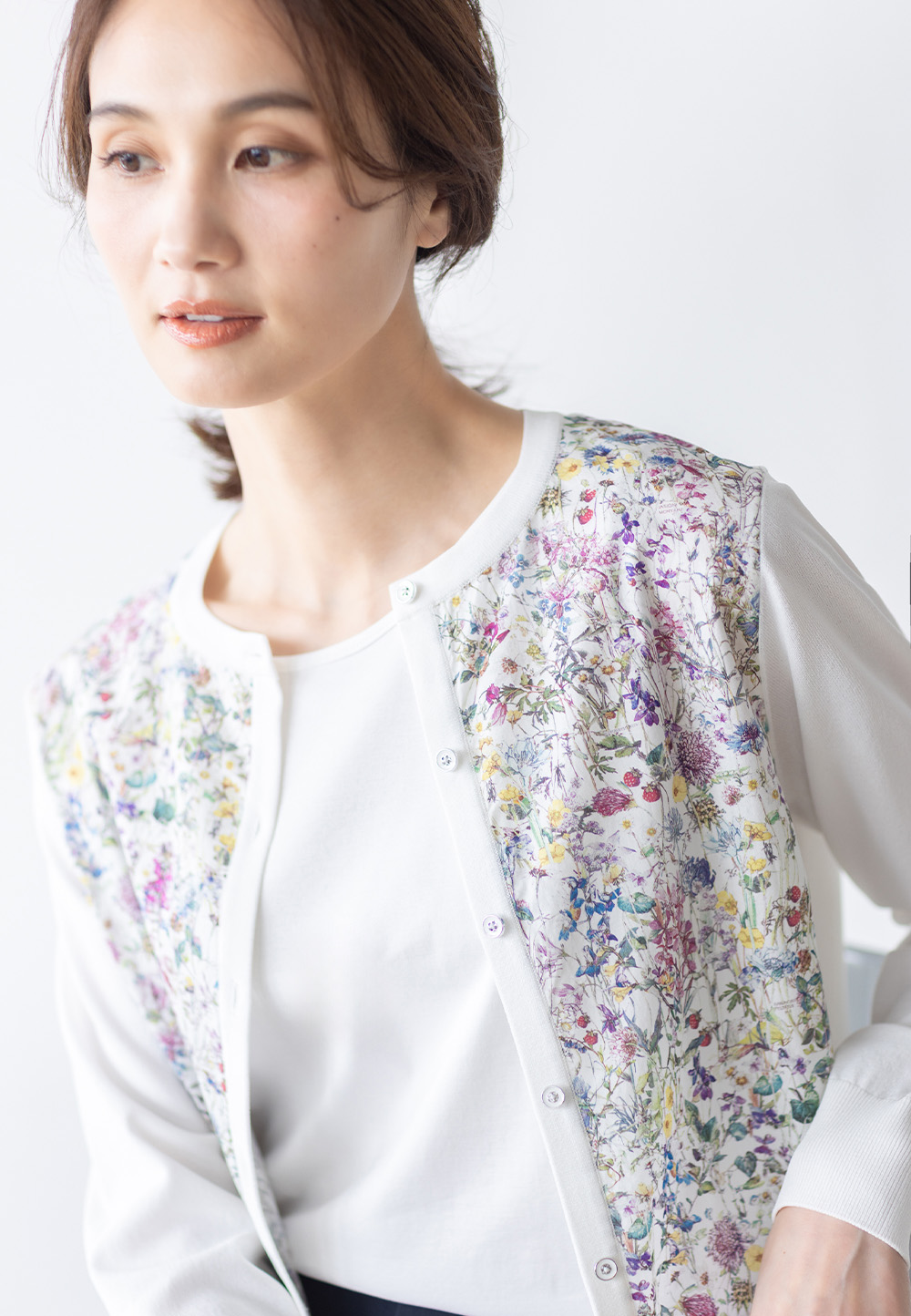 リバティプリントクルーネックカーディガン、スムースタンクトップ、ストレッチワイドパンツ【接触冷感・後ろウエストゴム】を着用した女性の画像--1