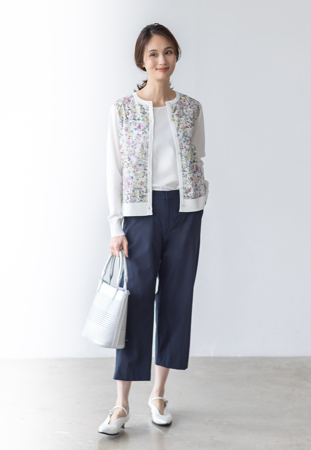 リバティプリントクルーネックカーディガン、スムースタンクトップ、ストレッチワイドパンツ【接触冷感・後ろウエストゴム】を着用した女性の画像--2