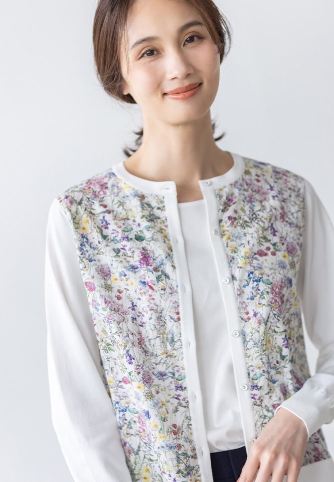 リバティプリントクルーネックカーディガン、スムースタンクトップ、ストレッチワイドパンツ【接触冷感・後ろウエストゴム】を着用した女性のアップの画像