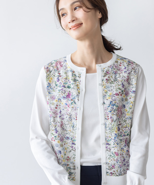 リバティプリントクルーネックカーディガン、スムースタンクトップ、ストレッチワイドパンツ【接触冷感・後ろウエストゴム】を着用した女性の画像（アンカーリンク）