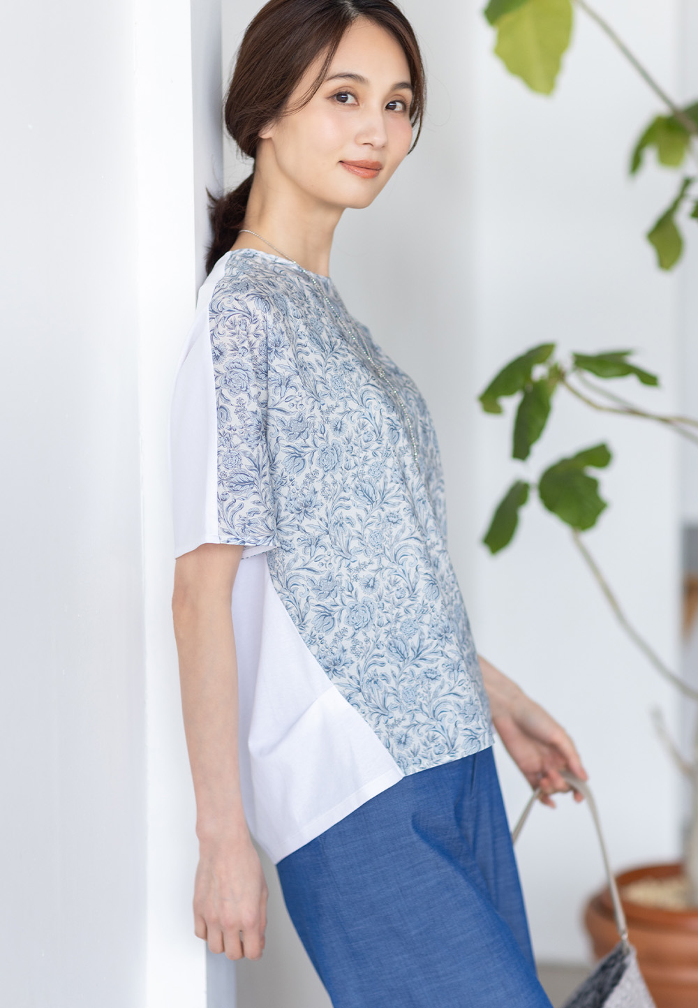 リバティプリントプルオーバー、デニムライクストレッチワイドパンツ、リバティプリントワンショルダーバッグを着用した女性の画像--1