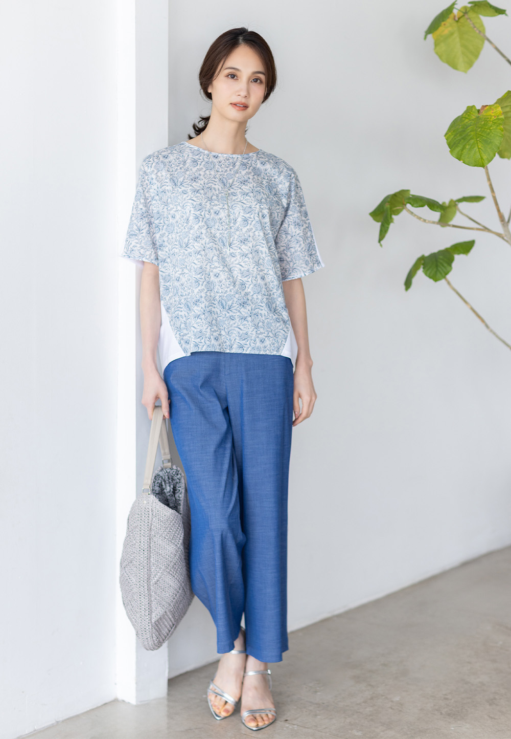 リバティプリントプルオーバー、デニムライクストレッチワイドパンツ、リバティプリントワンショルダーバッグを着用した女性の画像--2