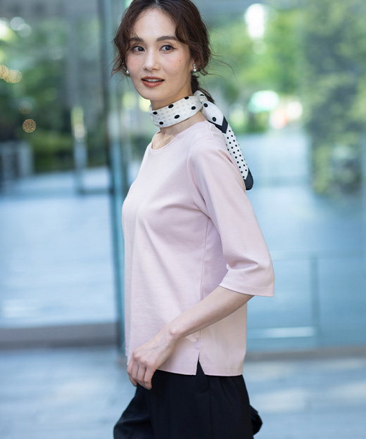 スムースカットソー、ストレッチストレートパンツを着用した女性のアップの画像（ポイント）
