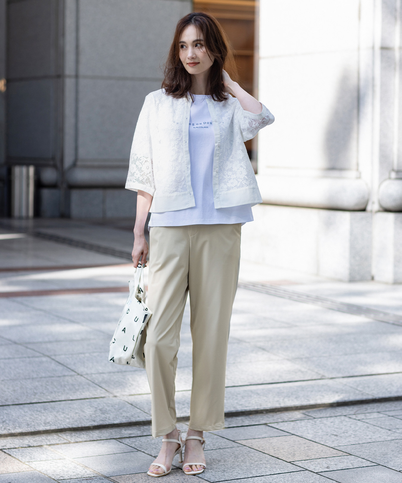 シアーレースシャツジャケット、【ALCOLLAGEプリント】ラウンドヘムプリントＴシャツ、トリコットストレッチストレートパンツ、【ROOTOTEコラボ】モノグラムトートバッグを着用した女性の画像