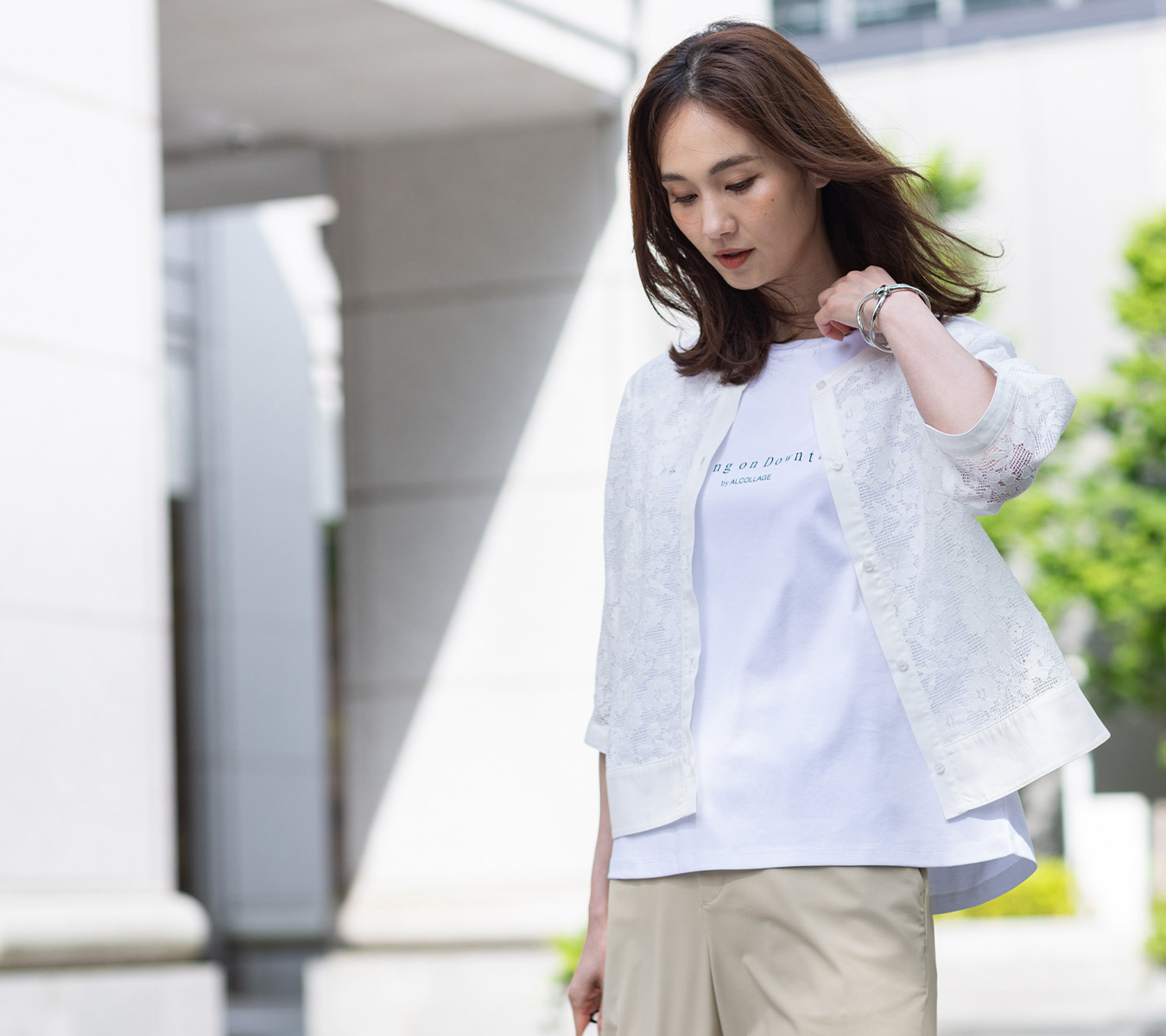 シアーレースシャツジャケット、【ALCOLLAGEプリント】ラウンドヘムプリントＴシャツ、トリコットストレッチストレートパンツを着用した女性の画像