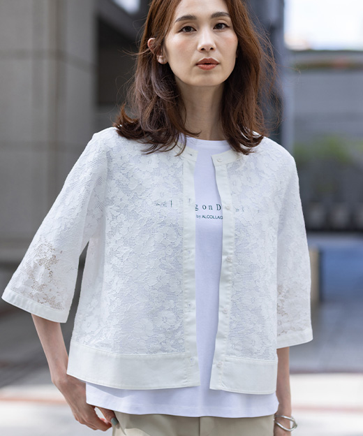 シアーレースシャツジャケット、【ALCOLLAGEプリント】ラウンドヘムプリントＴシャツを着用した女性のアップの画像（ポイント）