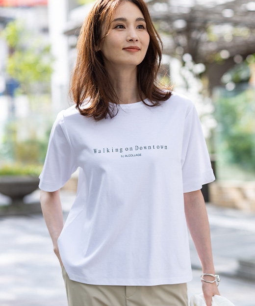 【ALCOLLAGEプリント】ラウンドヘムプリントＴシャツを着用した女性のアップの画像（ポイント）