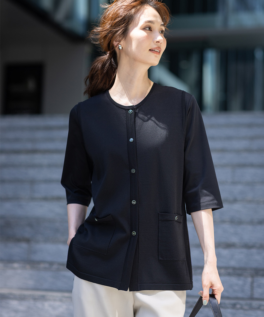 黒色のクルーネックニットベストを着用した女性のアップ画像--2