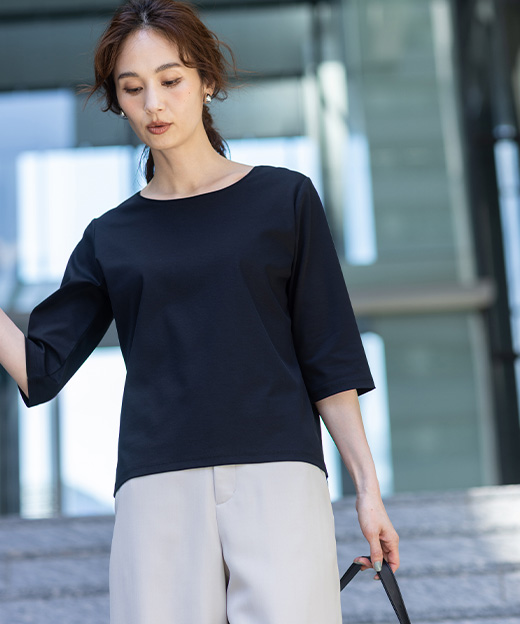 スムースカットソー、リネンライクセミワイドパンツを着用した女性の画像（ポイント）