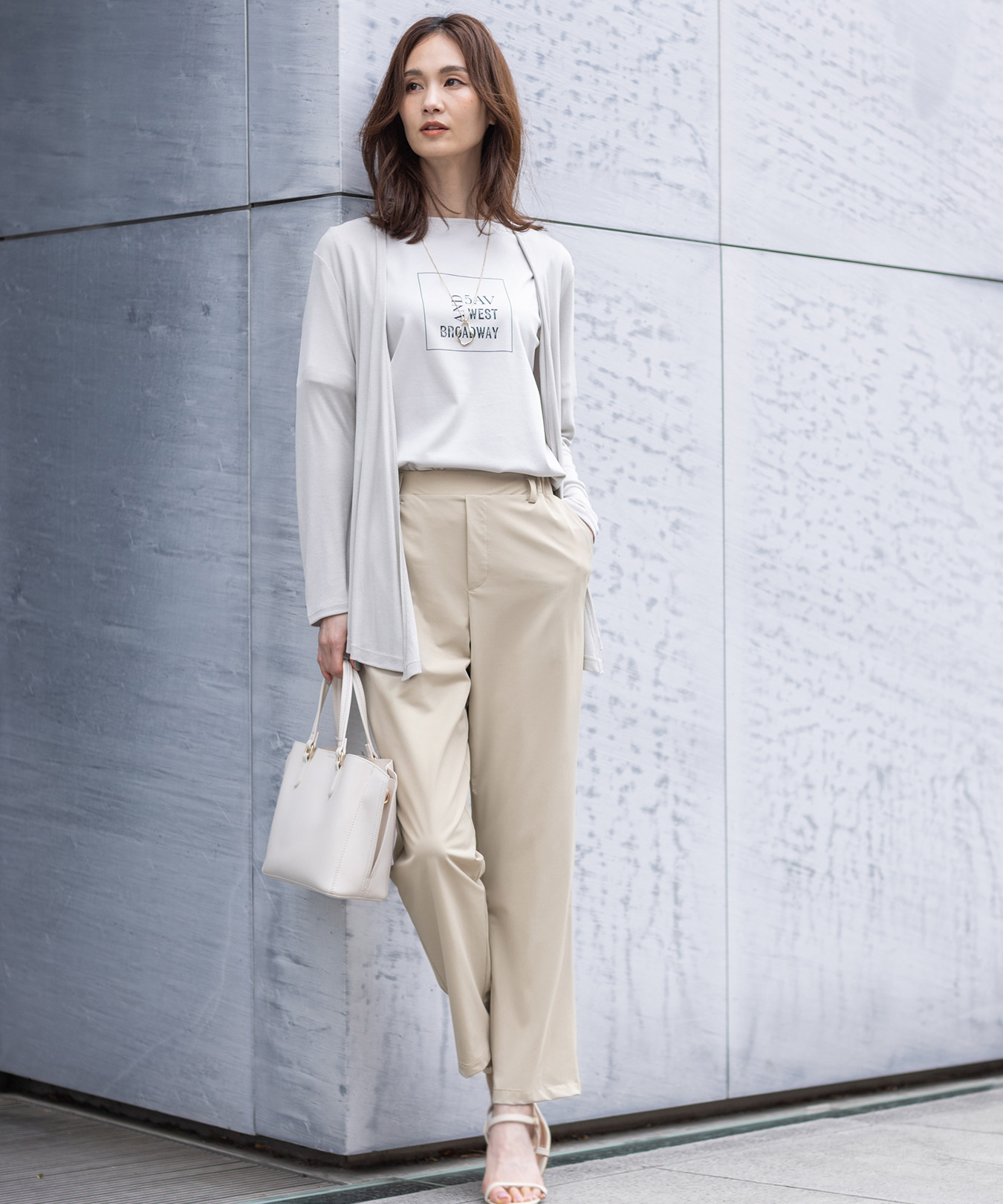 トッパーカーディガン、【ALCOLLAGEプリント】プリントボートネックＴシャツ、トリコットストレッチストレートパンツ、オーバルモチーフトップネックレスを着用した女性の画像--1