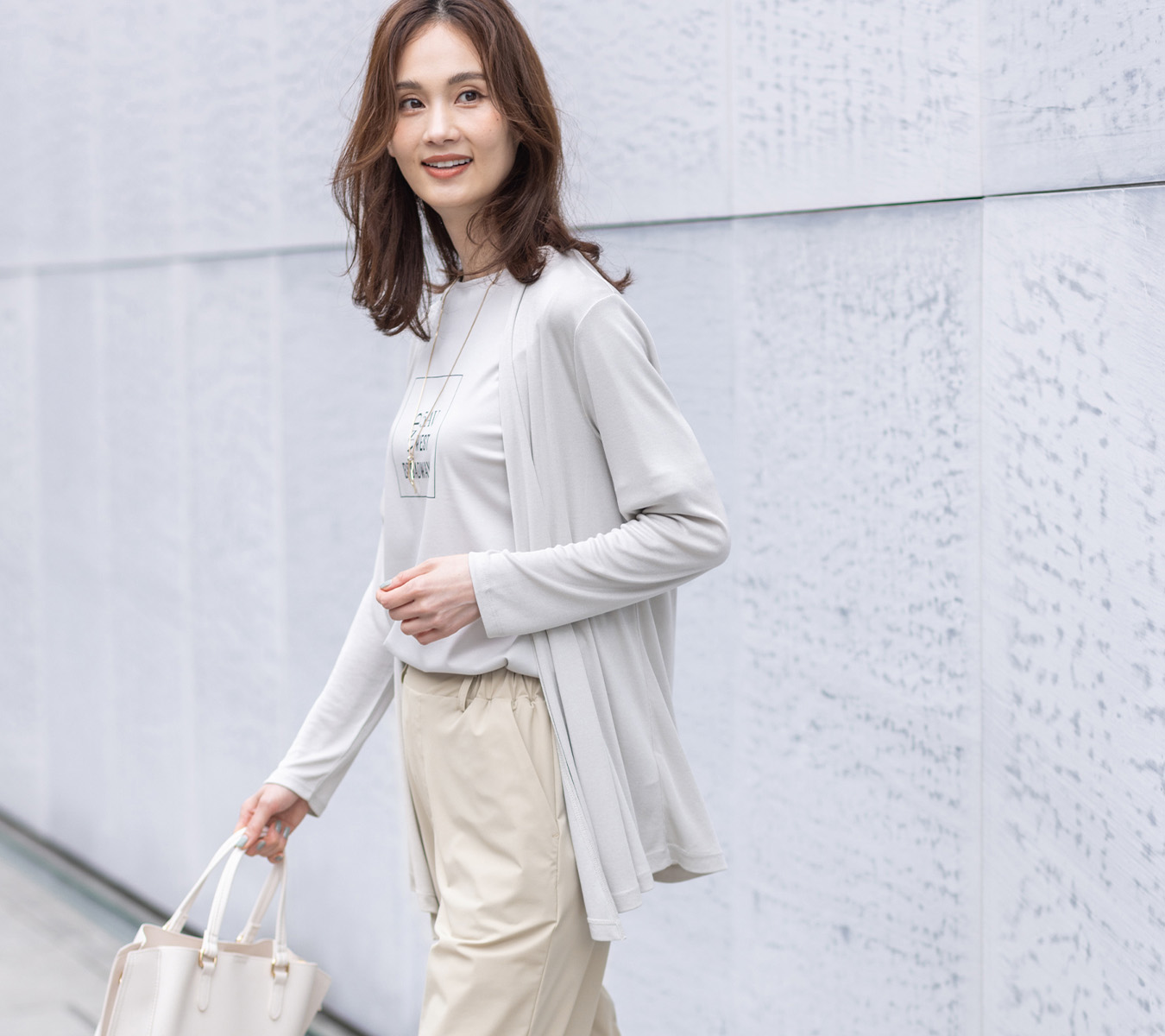 トッパーカーディガン、【ALCOLLAGEプリント】プリントボートネックＴシャツ、トリコットストレッチストレートパンツ、オーバルモチーフトップネックレスを着用した女性の画像--2