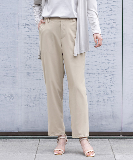 トッパーカーディガン、【ALCOLLAGEプリント】プリントボートネックＴシャツ、トリコットストレッチストレートパンツを着用した女性の足元の画像（ポイント）
