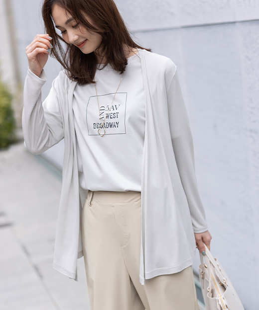 トッパーカーディガン、【ALCOLLAGEプリント】プリントボートネックＴシャツ、トリコットストレッチストレートパンツ、オーバルモチーフトップネックレスを着用した女性のアップの画像（ポイント）
