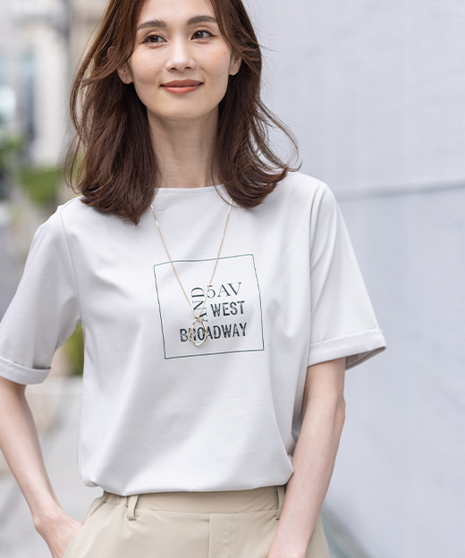 【ALCOLLAGEプリント】プリントボートネックＴシャツ、トリコットストレッチストレートパンツ、オーバルモチーフトップネックレスを着用した女性のアップの画像（ポイント）
