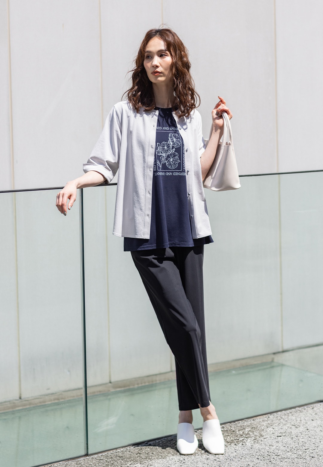 ハーフスリーブバンドカラーシャツとフラワーイラストプリントＴシャツとトリコットストレッチストレートパンツを着用した女性１