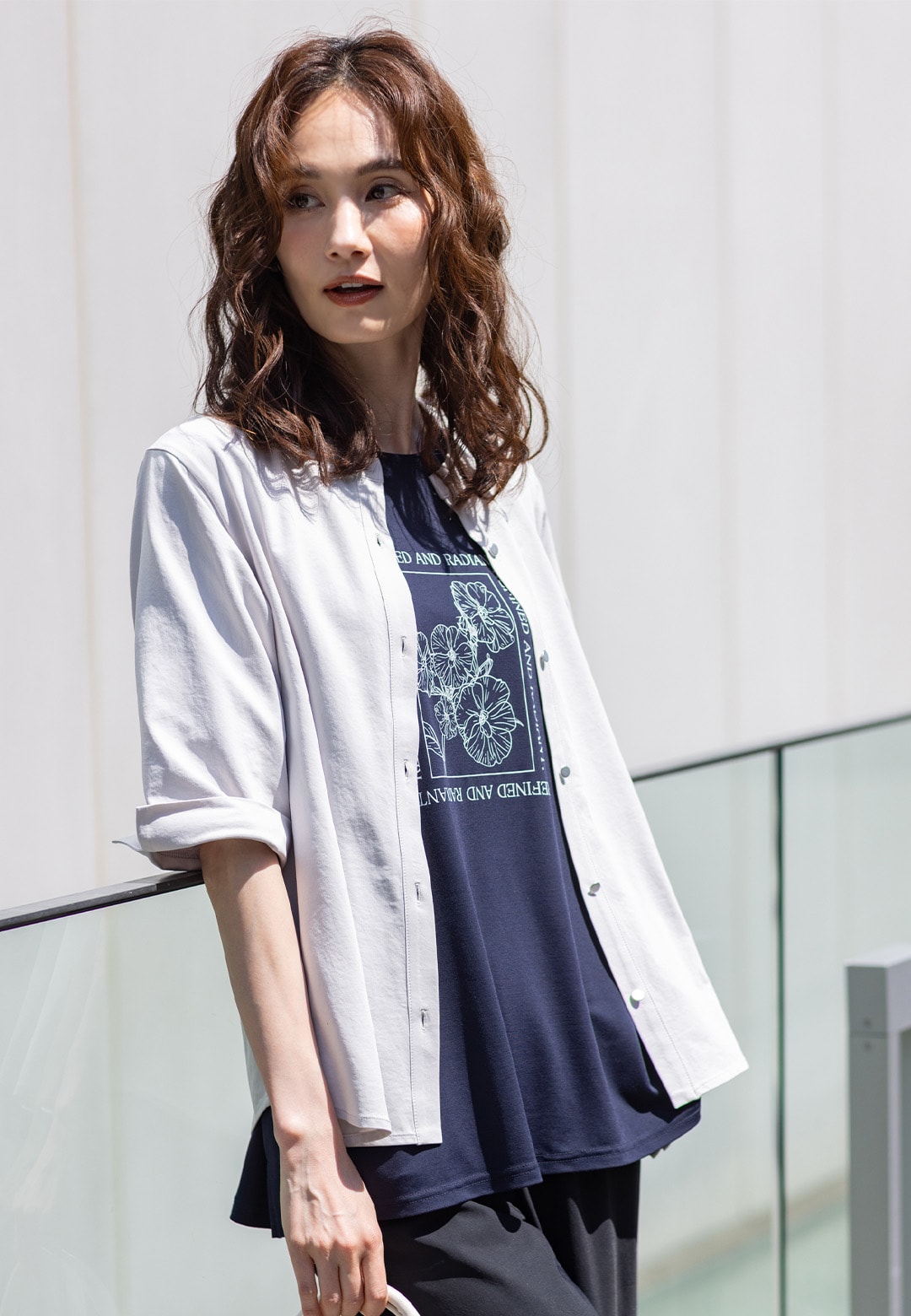 ハーフスリーブバンドカラーシャツとフラワーイラストプリントＴシャツとトリコットストレッチストレートパンツを着用した女性２