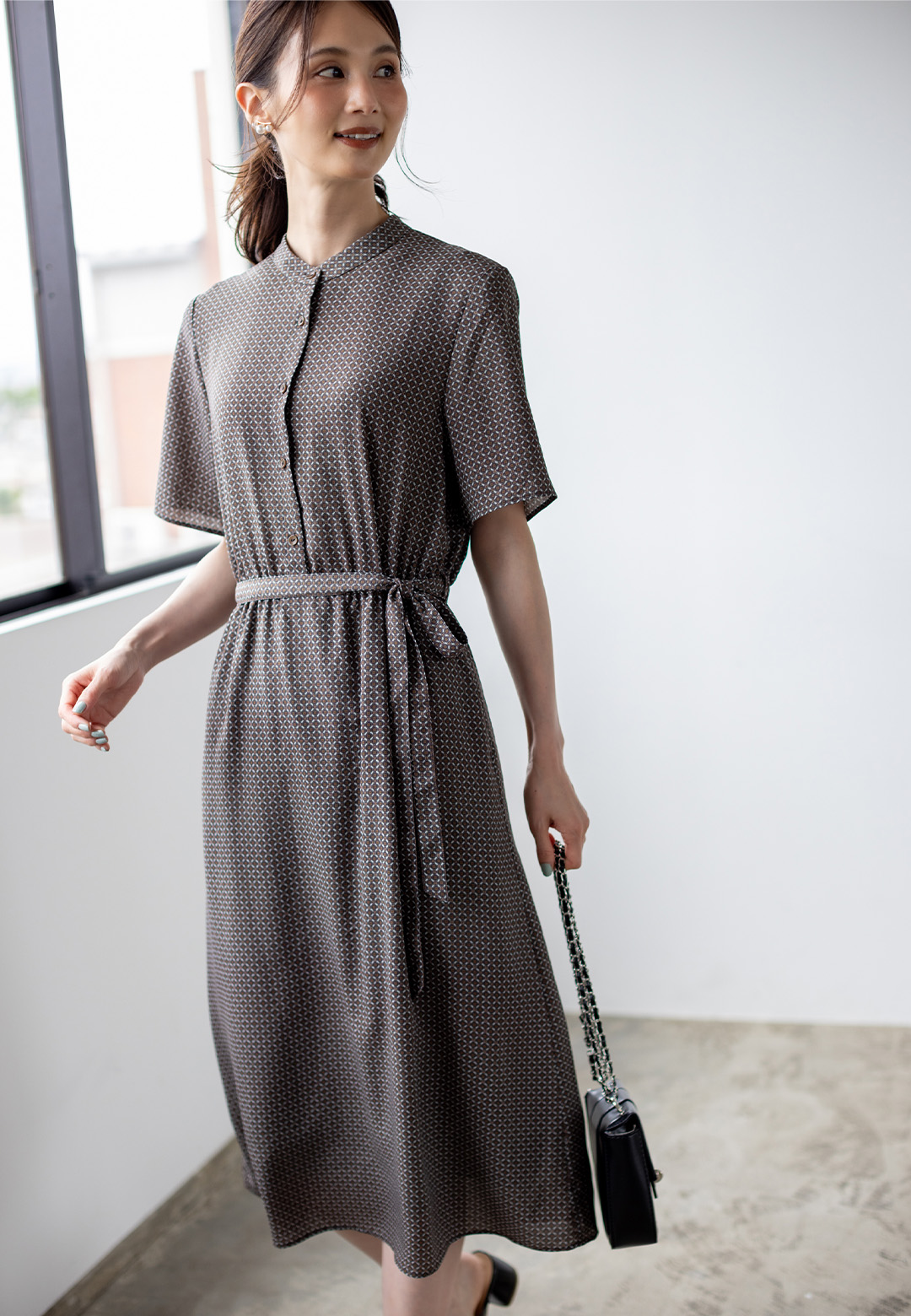 【ALCOLLAGEプリント】ハーフスリーブプリントワンピースを着用した女性１