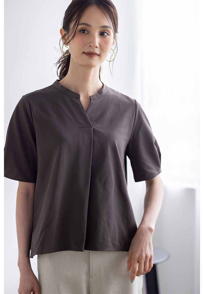 スタンドカラースキッパープルオーバーとリネンライクワイドパンツ【セットアップ対応】を着用した女性３
