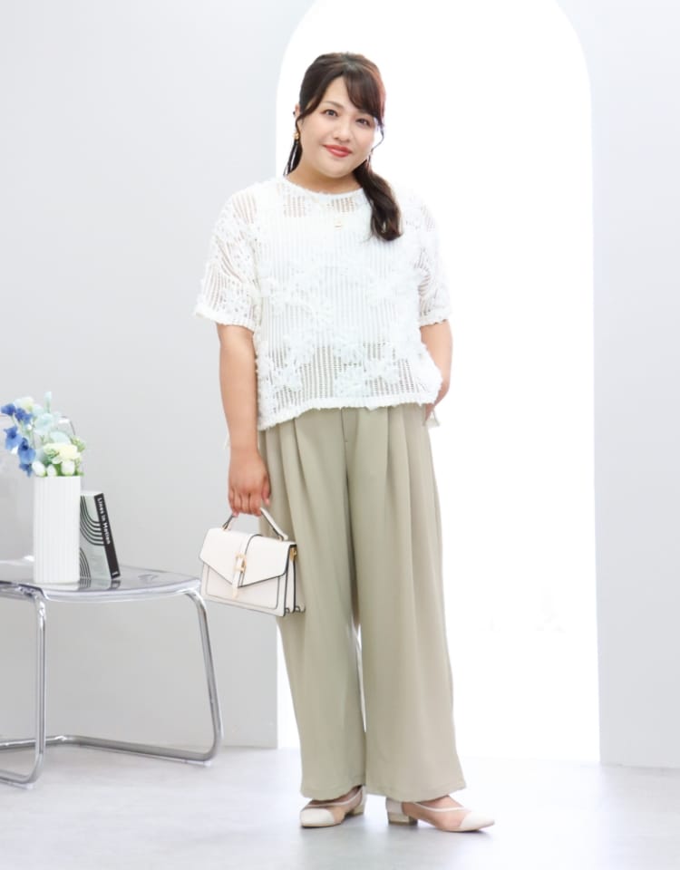 anyfee 裾アシメフラワーレースメッシュ半袖トップス&サマラク多タックワイドパンツ を着用した女性