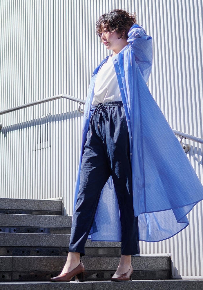 《汗染み防止》正解ドルマンクルーネックTシャツと《吸水速乾》エブ楽 きれいめイージーパンツを着用した女性の写真