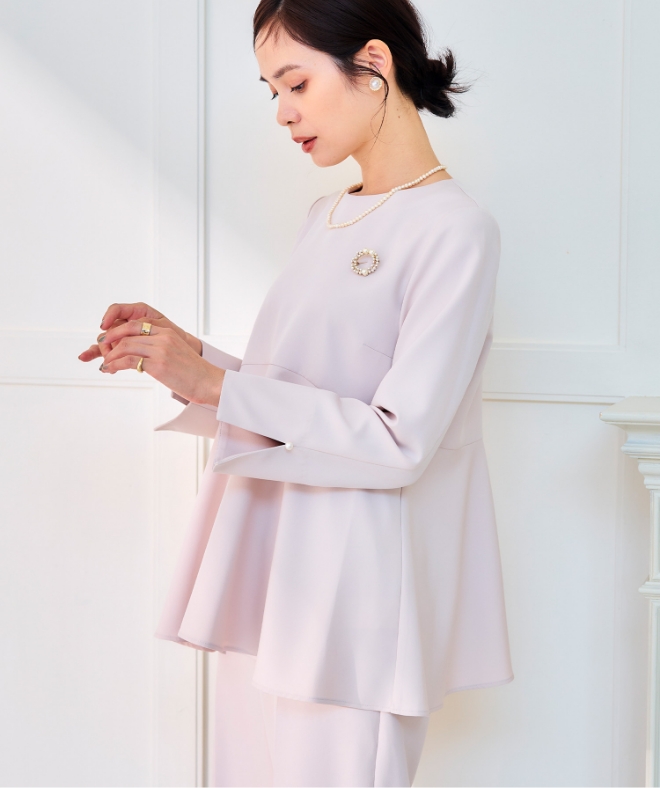 オフベージュの《洗える・シワになりにくい》正解ペプラムブラウス・オフベージュの《洗える・シワになりにくい》正解ワイドパンツを着用した女性の画像（スライド）