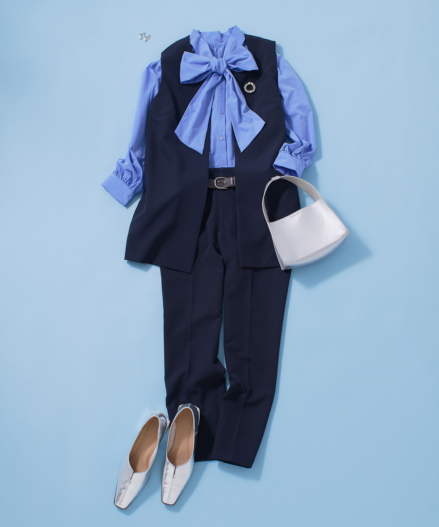 大ぶりのリボンボウタイが映えるジレスタイルの商品画像