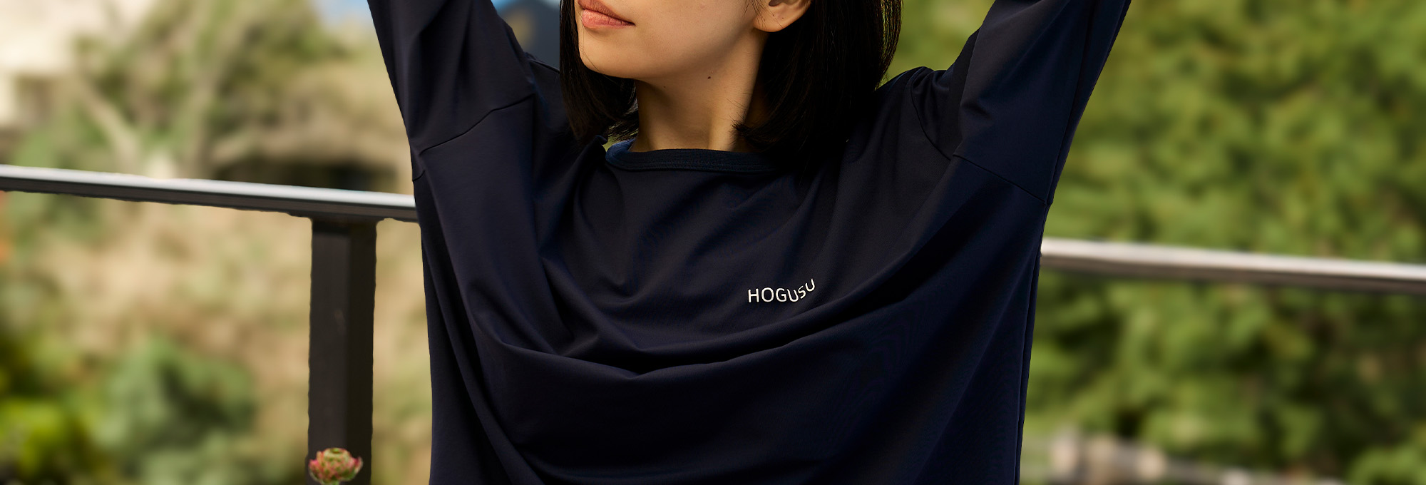 HOGUSUアイテムを着用した女性の画像