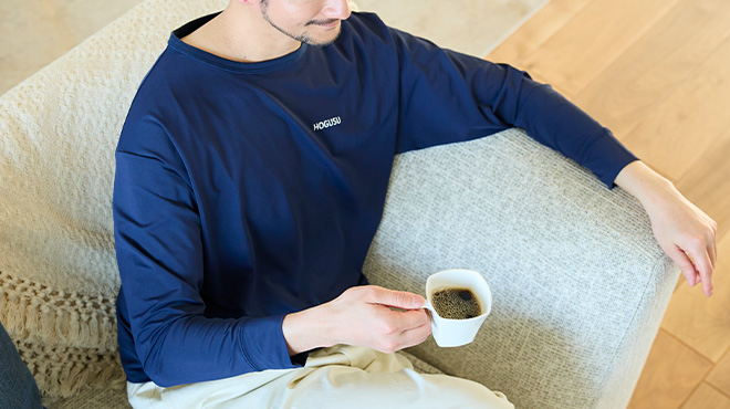 HOGUSUアイテムを着用してコーヒーを飲む男性