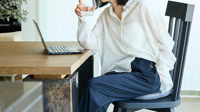 HOGUSUアイテムを着用してリモートワークをする女性