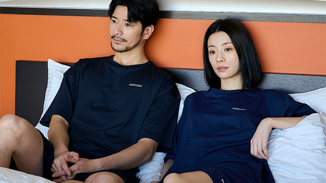 HOGUSUアイテムを着用してソファに座る男性と女性