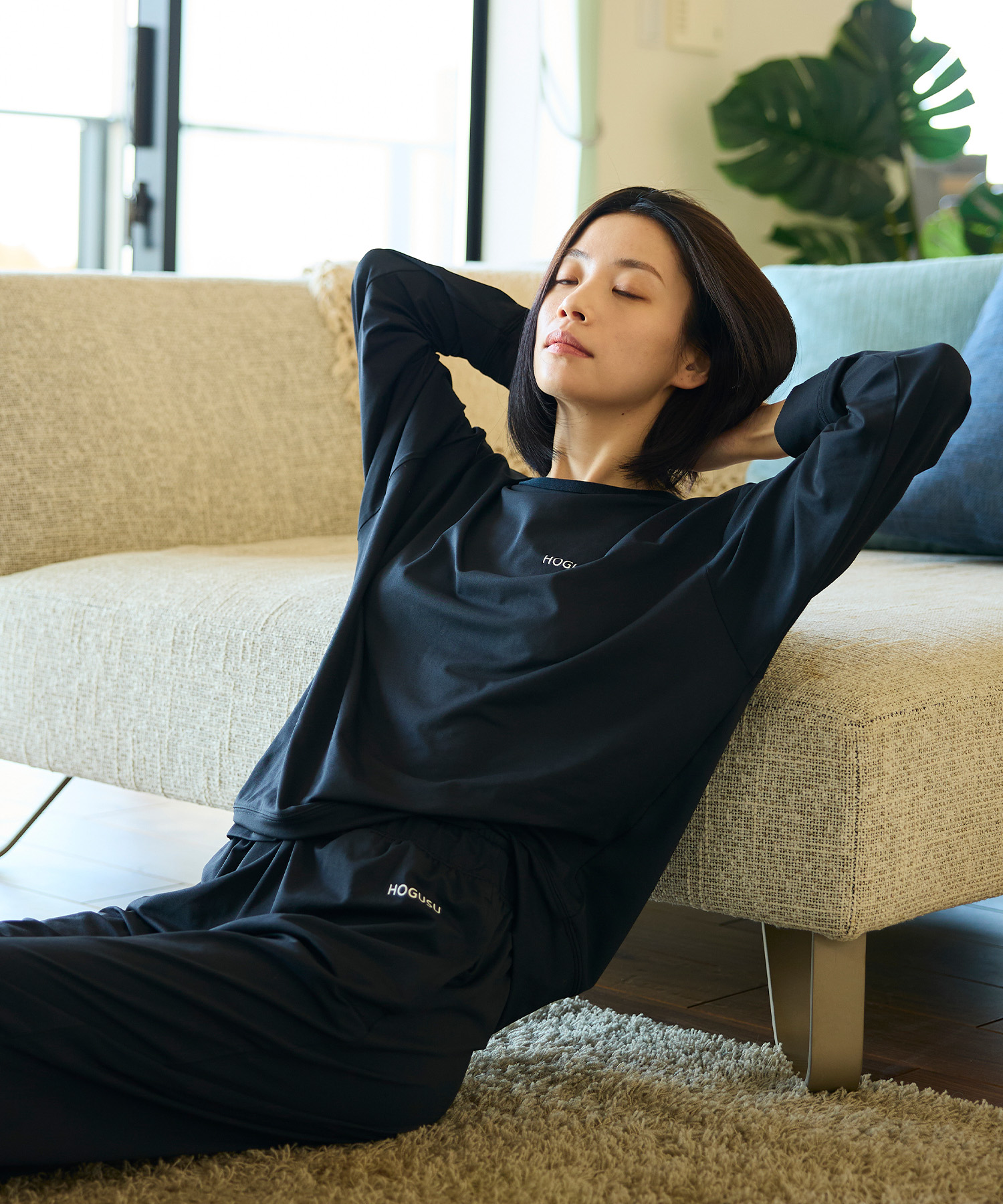 HOGUSUアイテムを着用してリラックスする女性