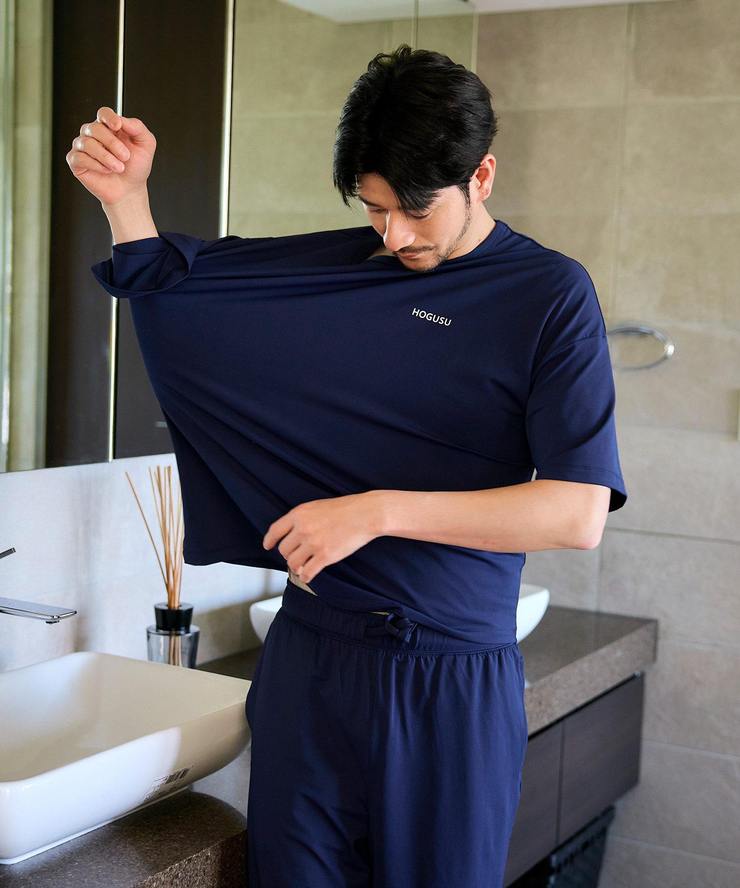 HOGUSUアイテムに着替える男性