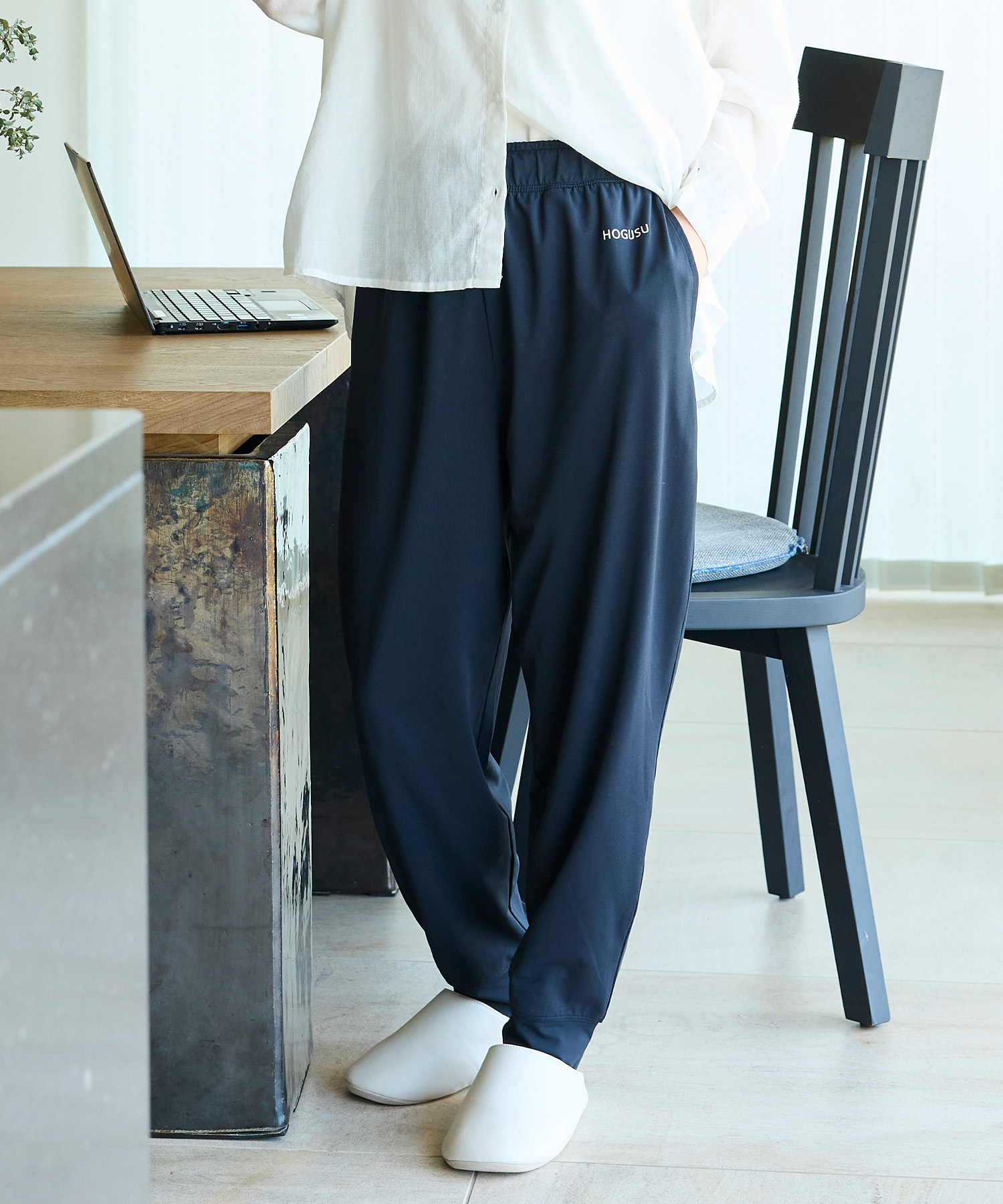 HOGUSUアイテムを着用した女性の下半身