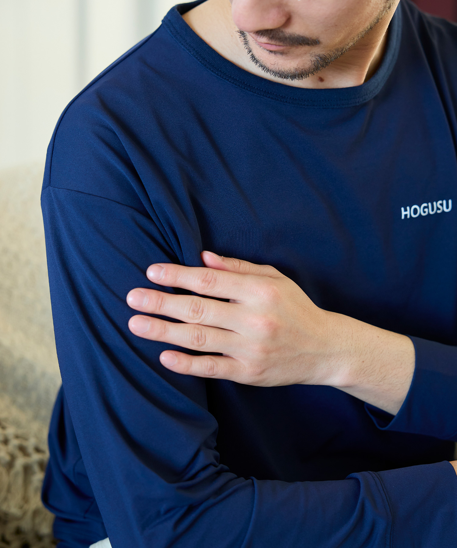 HOGUSUアイテムを着用した男性の上半身