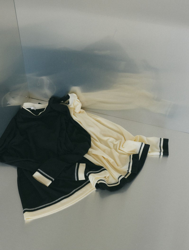 ブラックとアイボリーのラインTシャツの画像