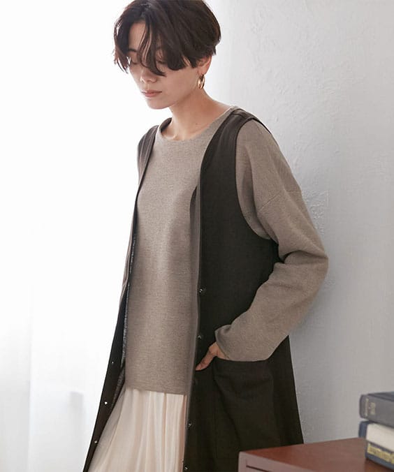 シンプルニットプルオーバーのモカを着用している女性の写真