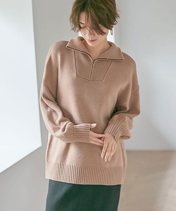 ハーフジップゆるニットプルオーバーのモカを着用している女性の写真
